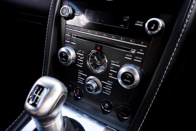 Aston Martin V12 Vantage (Manual)