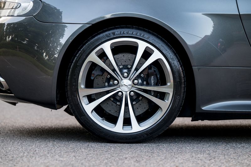 Aston Martin V12 Vantage (Manual)