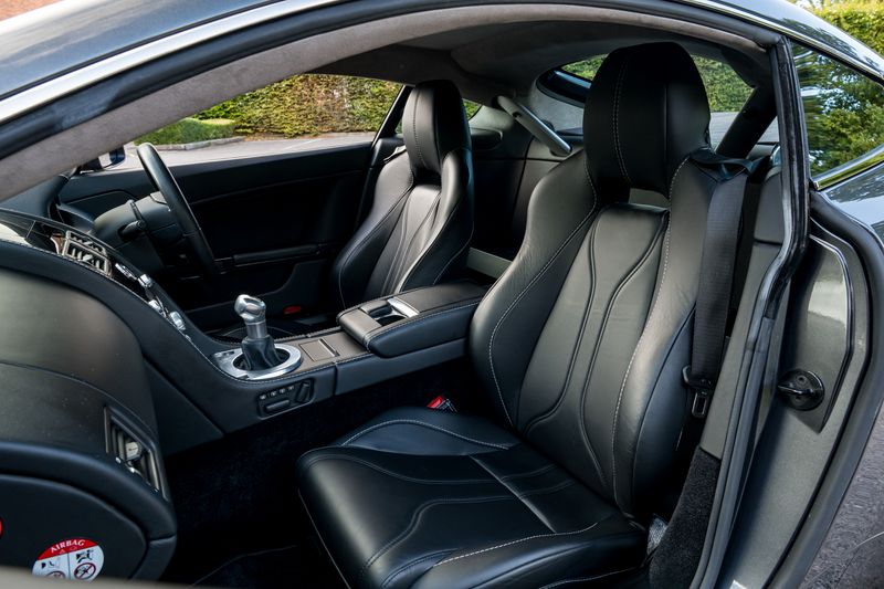 Aston Martin V12 Vantage (Manual)
