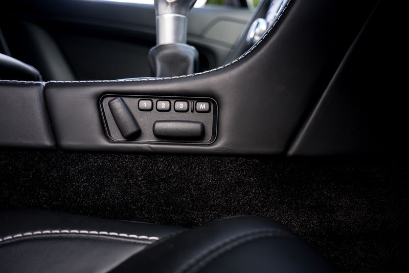 Aston Martin V12 Vantage (Manual)