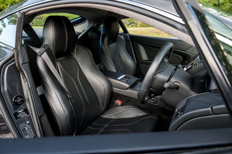 Aston Martin V12 Vantage (Manual)