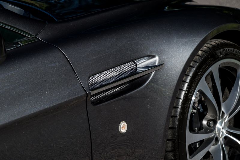 Aston Martin V12 Vantage (Manual)