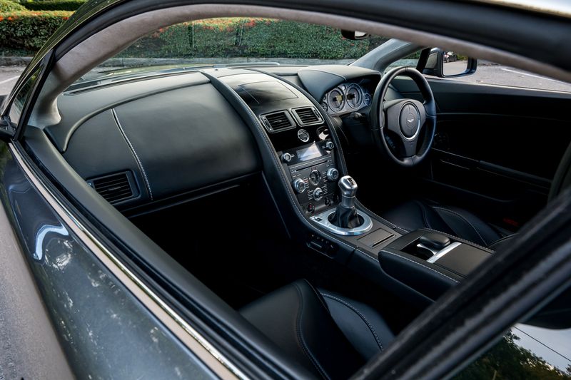 Aston Martin V12 Vantage (Manual)