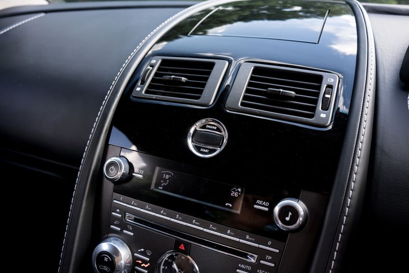 Aston Martin V12 Vantage (Manual)