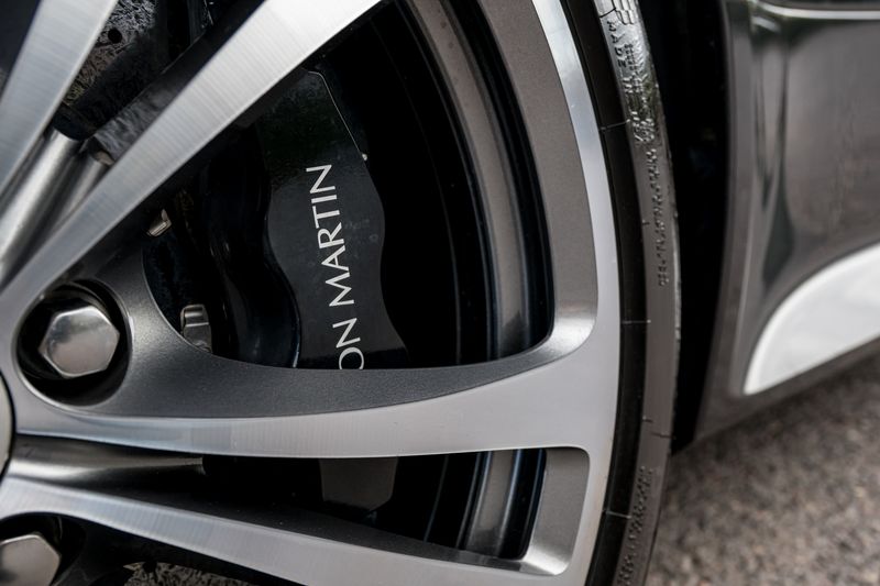 Aston Martin V12 Vantage (Manual)