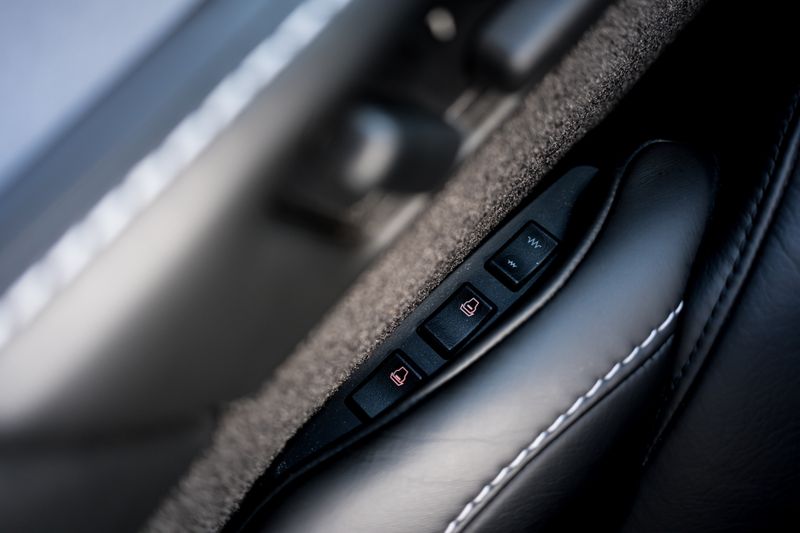 Aston Martin V12 Vantage (Manual)