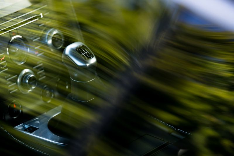 Aston Martin V12 Vantage (Manual)