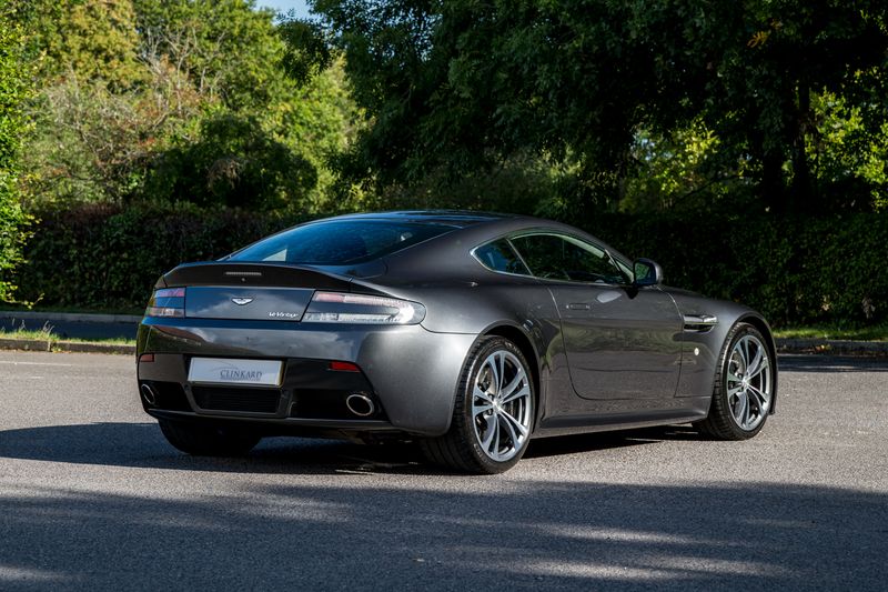 Aston Martin V12 Vantage (Manual)