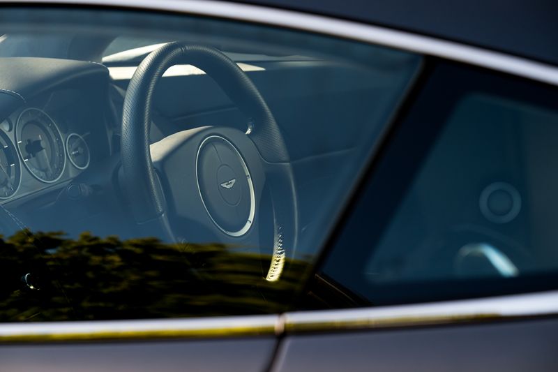 Aston Martin V12 Vantage (Manual)