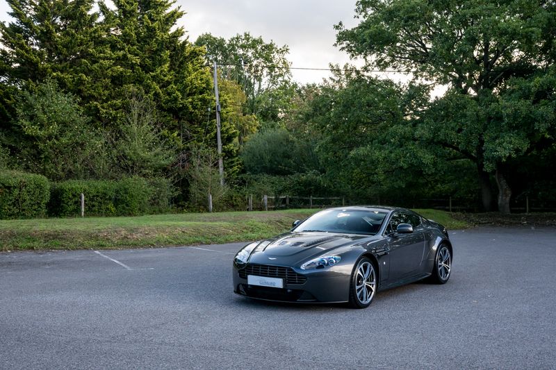 Aston Martin V12 Vantage (Manual)
