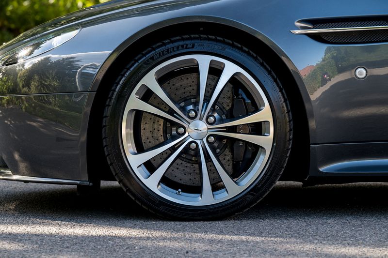 Aston Martin V12 Vantage (Manual)