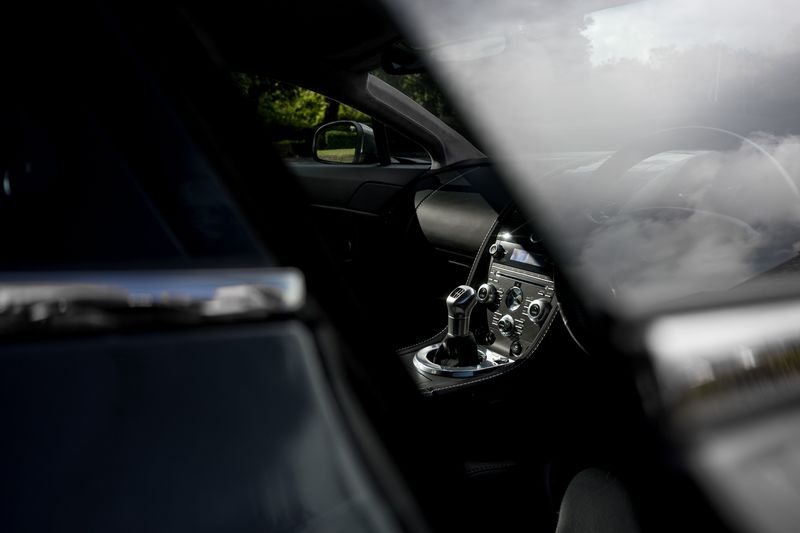 Aston Martin V12 Vantage (Manual)