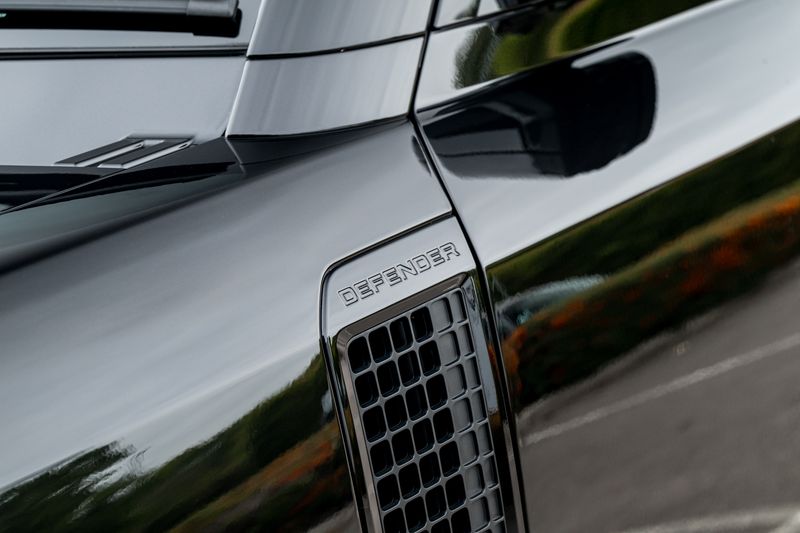 Land Rover Defender 110 P400e 15.4kWh X-Dynamic HSE