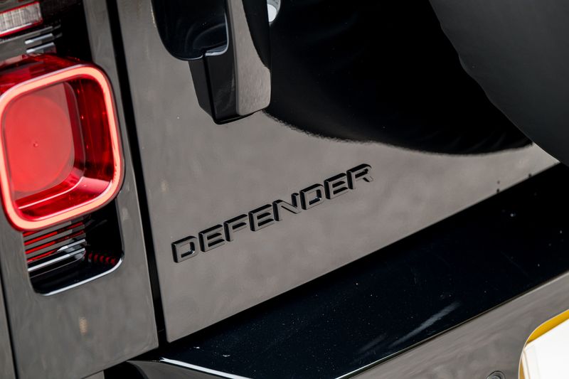 Land Rover Defender 110 P400e 15.4kWh X-Dynamic HSE