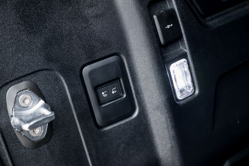 Land Rover Defender 110 P400e 15.4kWh X-Dynamic HSE