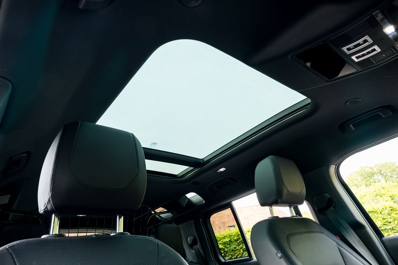 Land Rover Defender 110 P400e 15.4kwh X-Dynamic SE URBAN