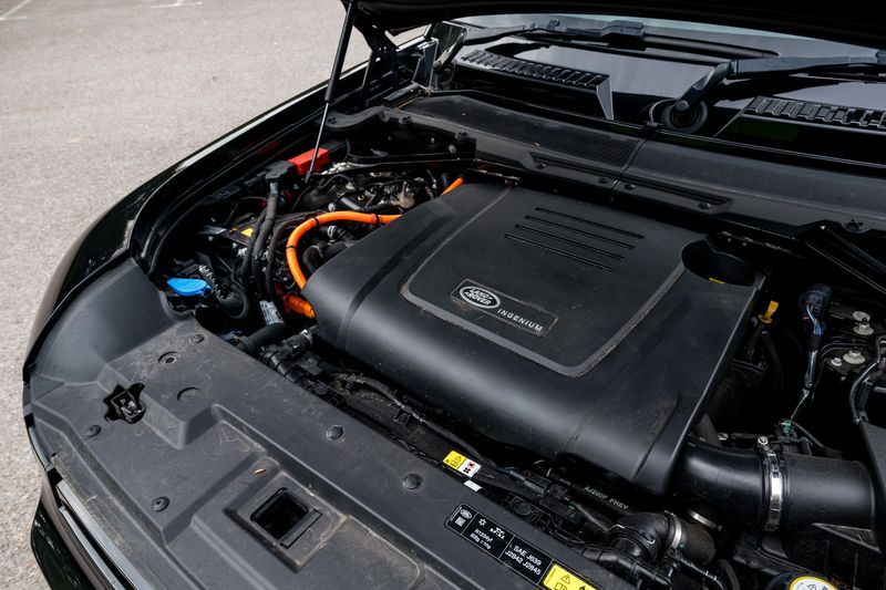 Land Rover Defender 110 P400e 15.4kwh X-Dynamic SE URBAN