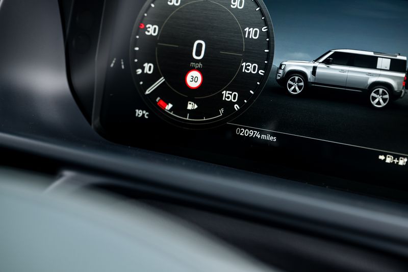 Land Rover Defender 110 P400e 15.4kwh X-Dynamic SE URBAN