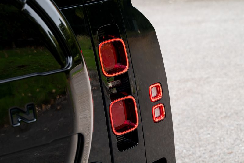 Land Rover Defender 110 P400e 15.4kwh X-Dynamic SE URBAN