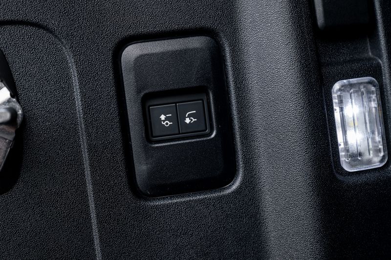 Land Rover Defender 110 P400e 15.4kwh X-Dynamic SE URBAN