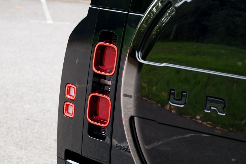 Land Rover Defender 110 P400e 15.4kwh X-Dynamic SE URBAN