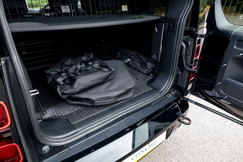 Land Rover Defender 110 P400e 15.4kwh X-Dynamic SE URBAN