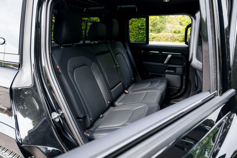 Land Rover Defender 110 P400e 15.4kwh X-Dynamic SE URBAN