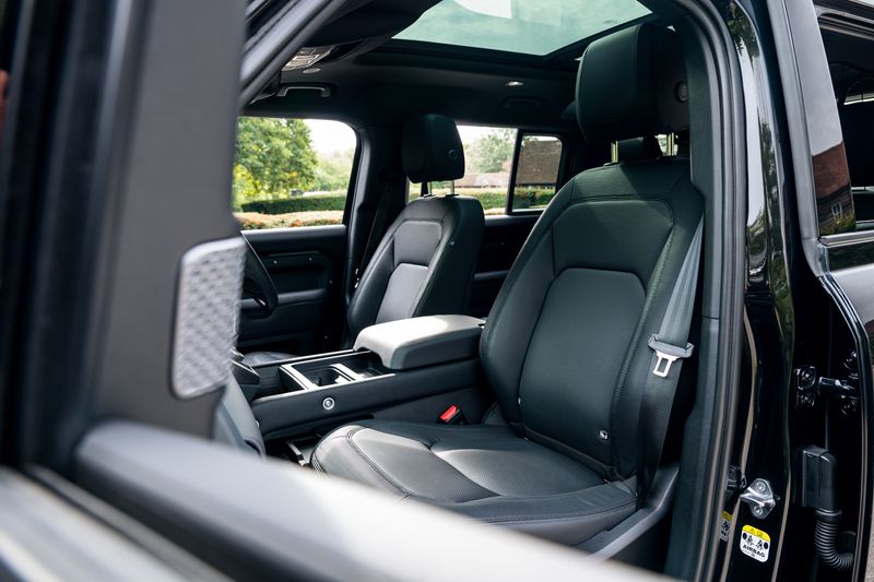 Land Rover Defender 110 P400e 15.4kwh X-Dynamic SE URBAN