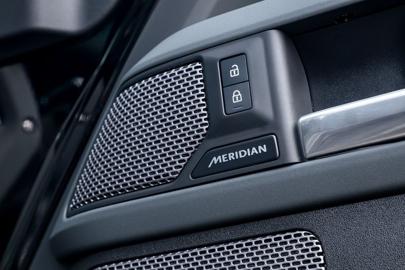 Land Rover Defender 110 P400e 15.4kwh X-Dynamic SE URBAN