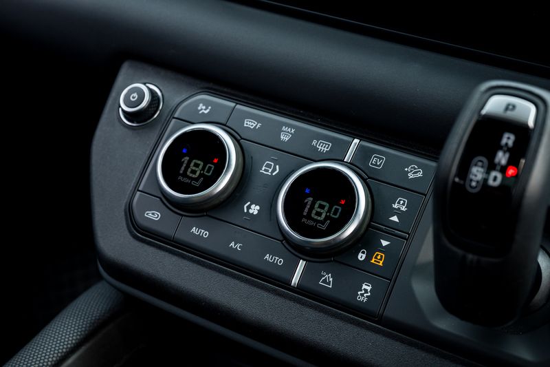 Land Rover Defender 110 P400e 15.4kwh X-Dynamic SE URBAN