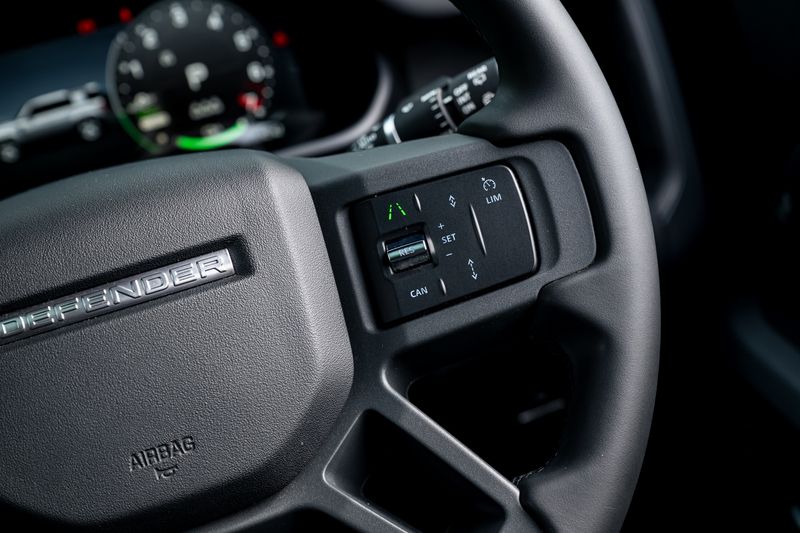 Land Rover Defender 110 P400e 15.4kwh X-Dynamic SE URBAN