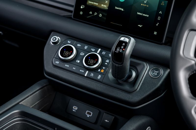 Land Rover Defender 110 P400e 15.4kwh X-Dynamic SE URBAN