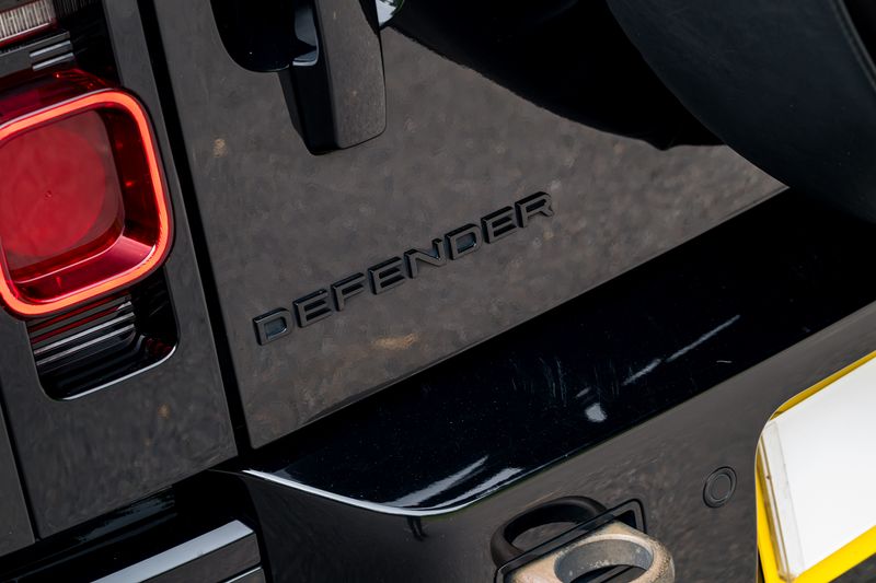 Land Rover Defender 110 P400e 15.4kwh X-Dynamic SE URBAN