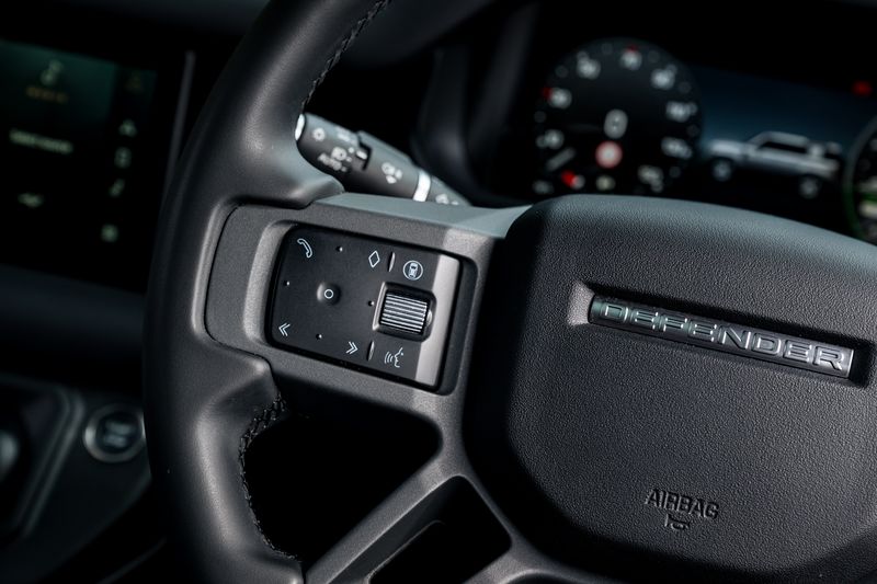 Land Rover Defender 110 P400e 15.4kwh X-Dynamic SE URBAN