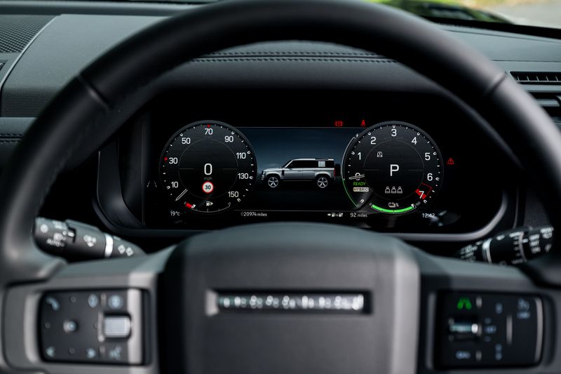 Land Rover Defender 110 P400e 15.4kwh X-Dynamic SE URBAN