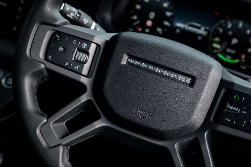 Land Rover Defender 110 P400e 15.4kwh X-Dynamic SE URBAN