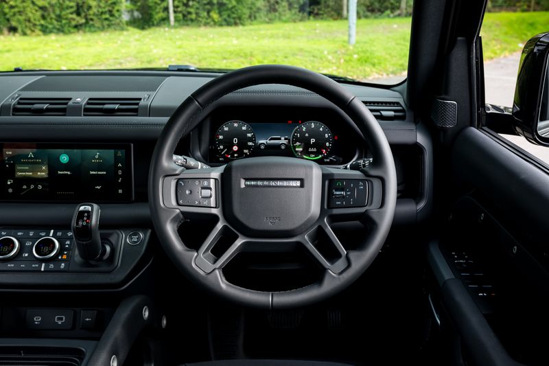 Land Rover Defender 110 P400e 15.4kwh X-Dynamic SE URBAN