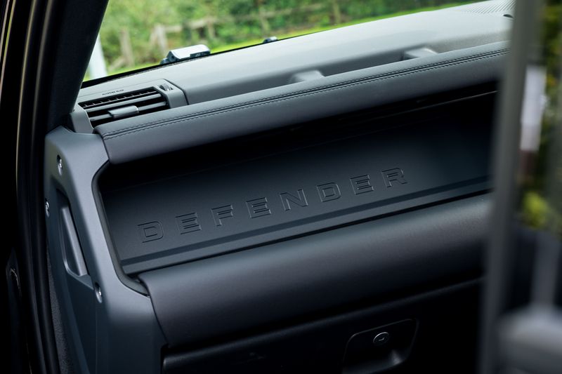 Land Rover Defender 110 P400e 15.4kwh X-Dynamic SE URBAN