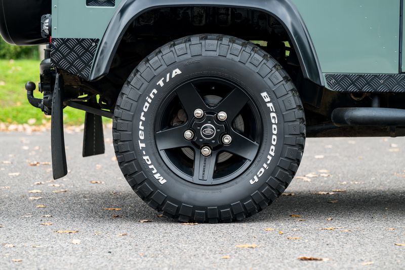 Land Rover Defender 90 2.4 XS Station Wagon Soft Top Conversion