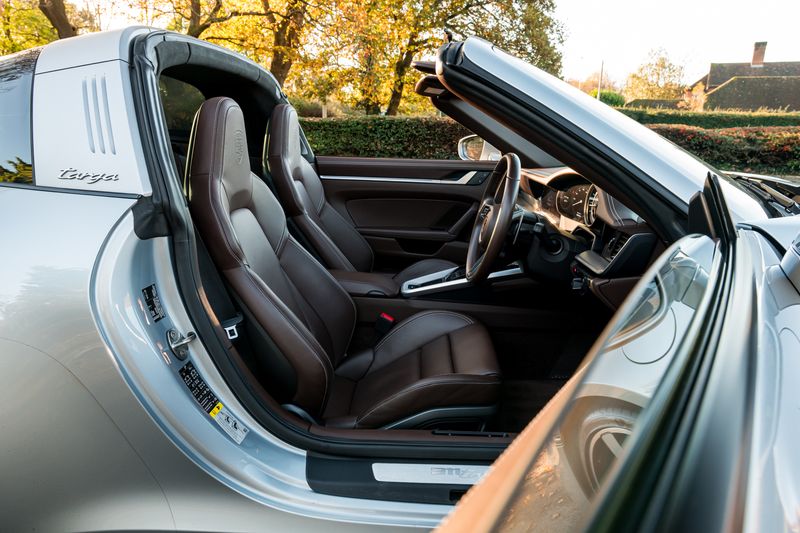 Porsche 911 (992) 4 Targa PDK 4WD