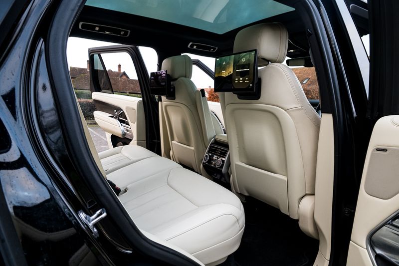 Range Rover 3.0 D300 MHEV SE SUV Diesel