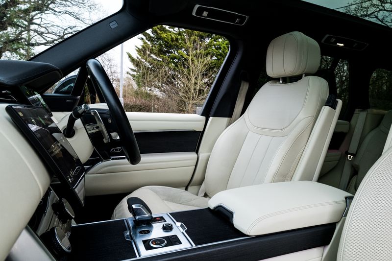 Range Rover 3.0 D300 MHEV SE SUV Diesel