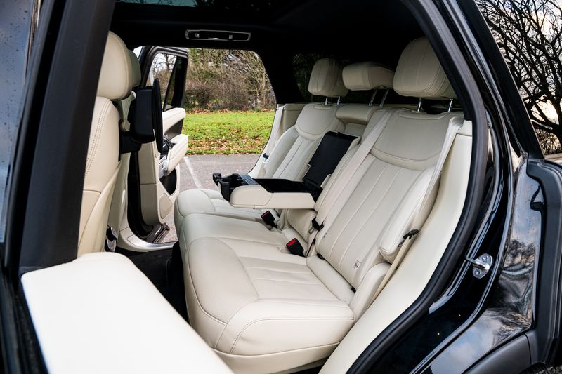 Range Rover 3.0 D300 MHEV SE SUV Diesel