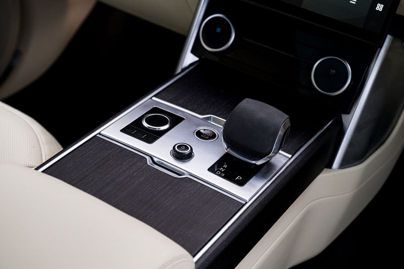 Range Rover 3.0 D300 MHEV SE SUV Diesel