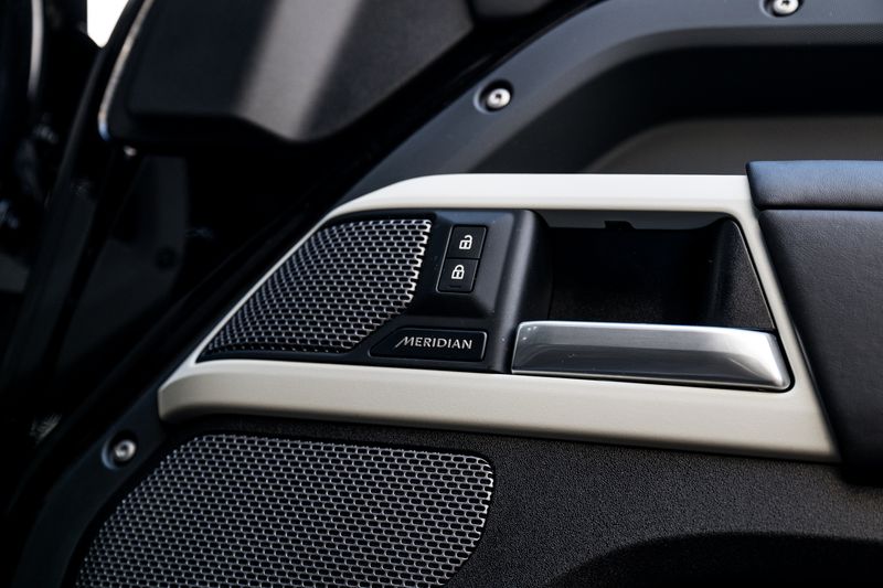 Land Rover Defender 110 D300 MHEV HSE Hard Top Commercial (+VAT)