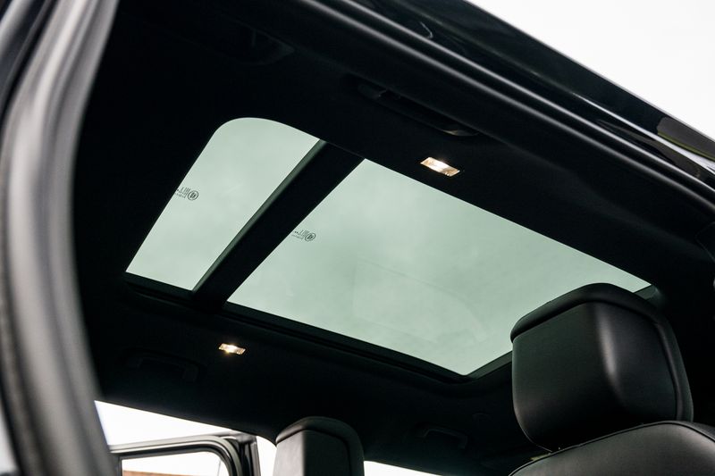 Land Rover Defender 110 D300 MHEV X-Dynamic HSE (7 Seats)