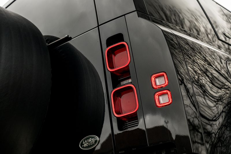 Land Rover Defender 110 D300 MHEV X-Dynamic HSE (7 Seats)