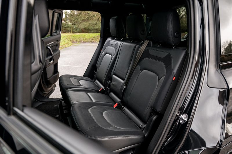 Land Rover Defender 110 D300 MHEV X-Dynamic HSE (7 Seats)