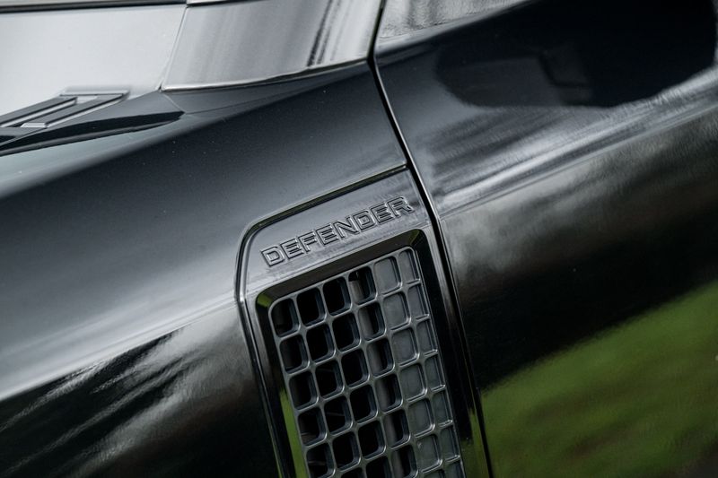 Land Rover Defender 110 D300 MHEV X-Dynamic HSE (7 Seats)