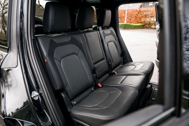 Land Rover Defender 110 D300 MHEV X-Dynamic HSE (7 Seats)